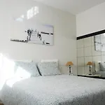 Modern House In Apartmán